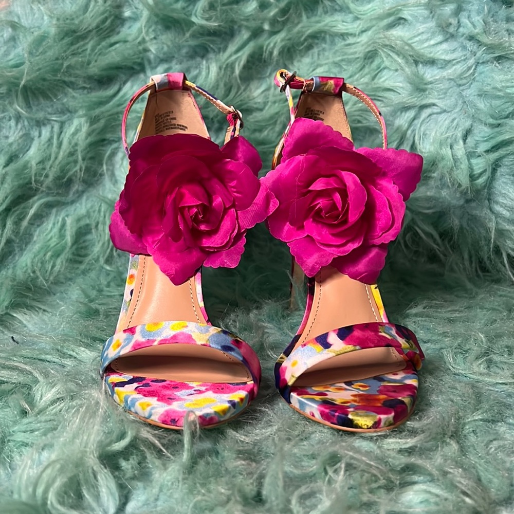 Never Worn!!!! NWB JustFab Floral Sandal with Flower Detail